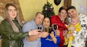 Супруги Оганесян радуются жизни с родителями