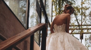 Яна Захарова продаёт свадебное платье